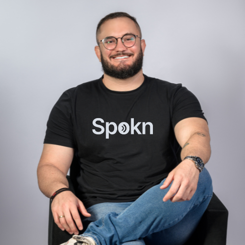 Felipe Const, professor e co-fundador da Spokn Idiomas. A Spokn é uma escola de inglês 100% online, focada em conversação, que recebe seus alunos com acolhimento e sem julgamentos.